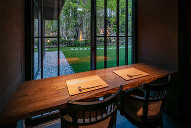 Restaurant Next to the Ukimi-do Pavilion Tekisui,a Traditional Eatery Overlooking the Park